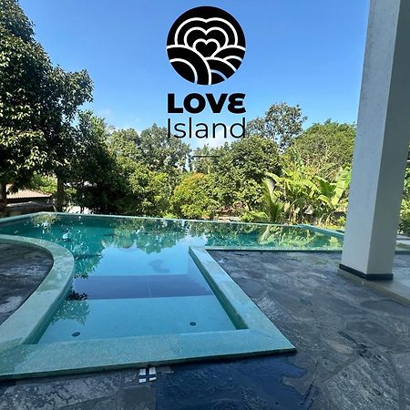 Love Island Гале Екстериор снимка